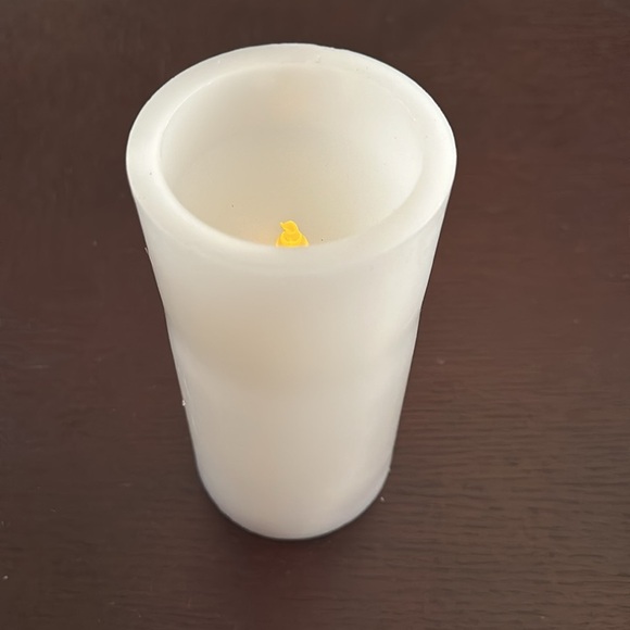 Set of three white real wax battery-operated candles - Picture 4 of 4